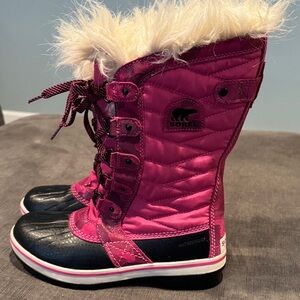 Sorel Women Fuchsia and Black Quilted Boots